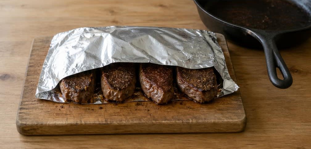 US Sirloin-Steak mit Knoblauch-Brokkoli und Vollkornreis – Zubereitung Schritt für Schritt – Steaks ruhen lassen