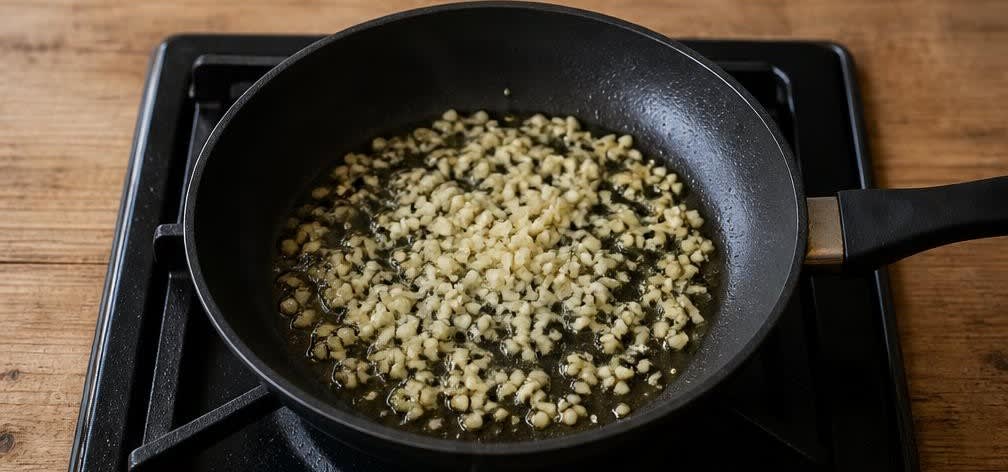 Zarte Putenbrust auf Knoblauchspinat mit Salzkartoffeln – Zubereitung Schritt für Schritt – Knoblauch dünsten