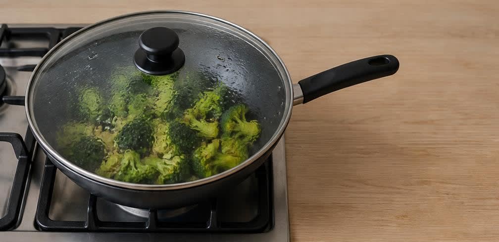 Asiatisches Hähnchen-Stir-Fry mit Brokkoli und Vollkornreis – Zubereitung Schritt für Schritt – Brokkoli dämpfen