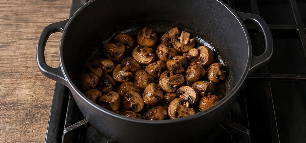 Französische geschmorte Linsen mit Champignons und Karotten – Zubereitung Schritt für Schritt – Champignons anbraten