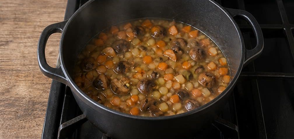 Französische geschmorte Linsen mit Champignons und Karotten – Zubereitung Schritt für Schritt – Mit Weißwein ablöschen