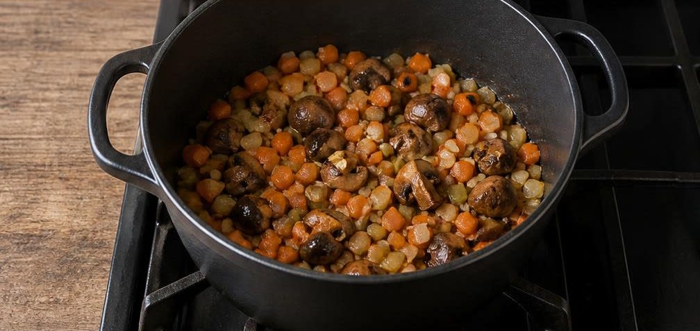 Französische geschmorte Linsen mit Champignons und Karotten – Zubereitung Schritt für Schritt – Gemüse andünsten