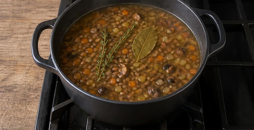 Französische geschmorte Linsen mit Champignons und Karotten – Zubereitung Schritt für Schritt – Linsen und Brühe hinzufügen