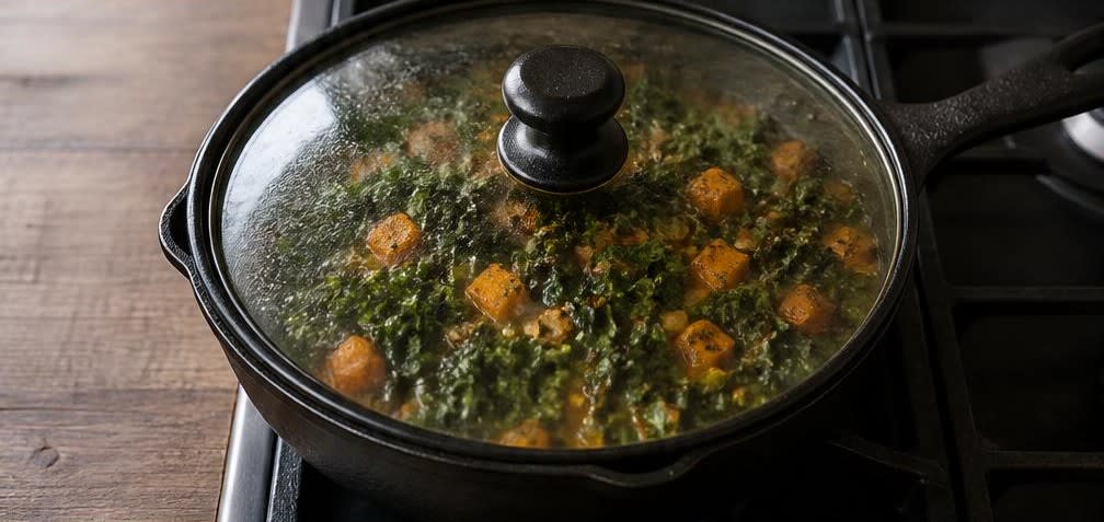 Amerikanische Süßkartoffel-Grünkohl-Pfanne mit Kidneybohnen – Zubereitung Schritt für Schritt – Grünkohl garen