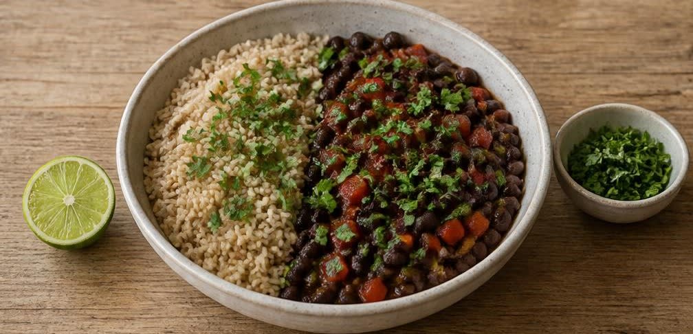 Mexikanische Schwarze Bohnen mit Vollkornreis und Paprika – Zubereitung Schritt für Schritt – Anrichten