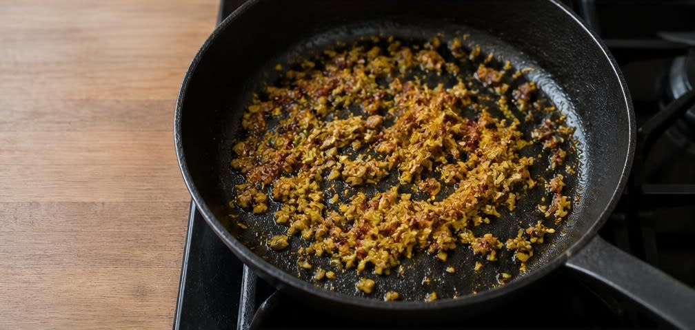 Cremiges Zucchini-Tofu-Curry mit Kokosmilch – Zubereitung Schritt für Schritt – Gewürze anrösten