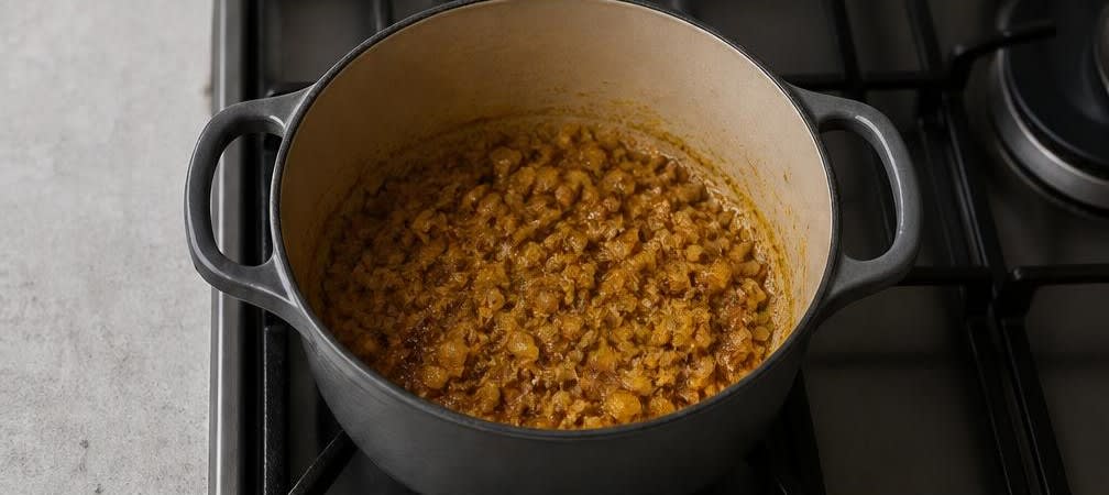 Marokkanisches Kichererbsen-Blumenkohl-Gericht mit Bulgur – Zubereitung Schritt für Schritt – Gewürze anrösten