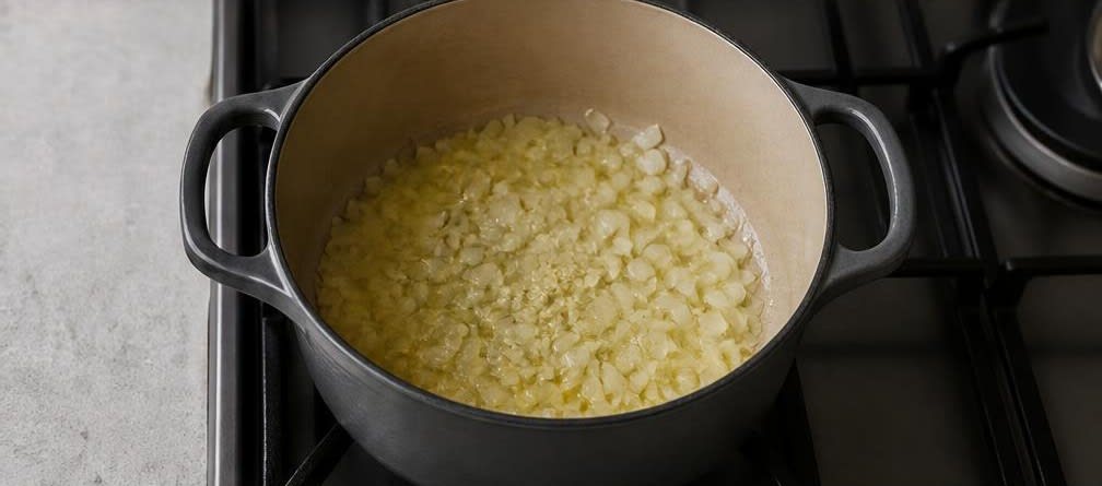 Marokkanisches Kichererbsen-Blumenkohl-Gericht mit Bulgur – Zubereitung Schritt für Schritt – Zwiebeln und Knoblauch andünsten