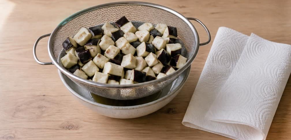 Knuspriger Tofu mit Aubergine und Paprika aus dem Wok – Zubereitung Schritt für Schritt – Auberginen entwässern