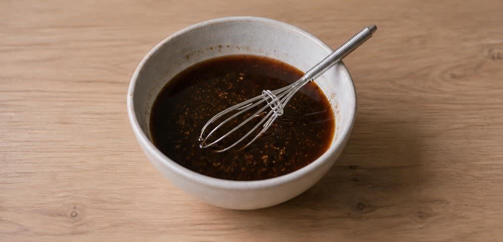 Knuspriger Tofu mit Aubergine und Paprika aus dem Wok – Zubereitung Schritt für Schritt – Sauce herstellen