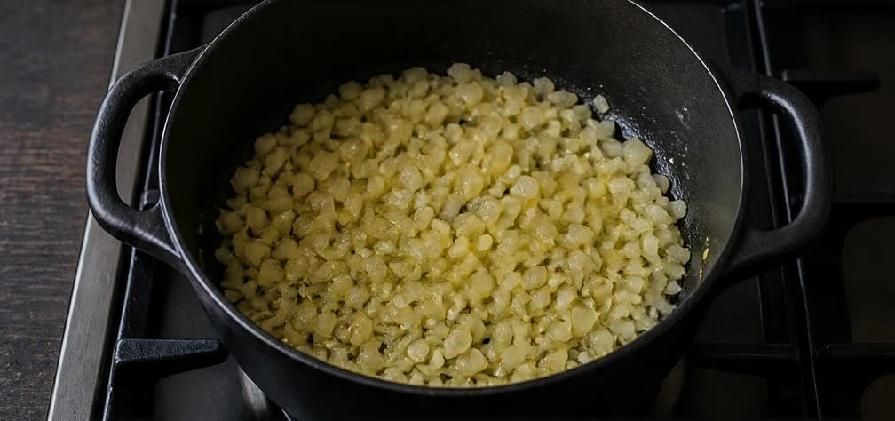 Marokkanischer Kürbis-Kichererbsen-Eintopf mit Zucchini – Zubereitung Schritt für Schritt – Zwiebeln und Knoblauch andünsten