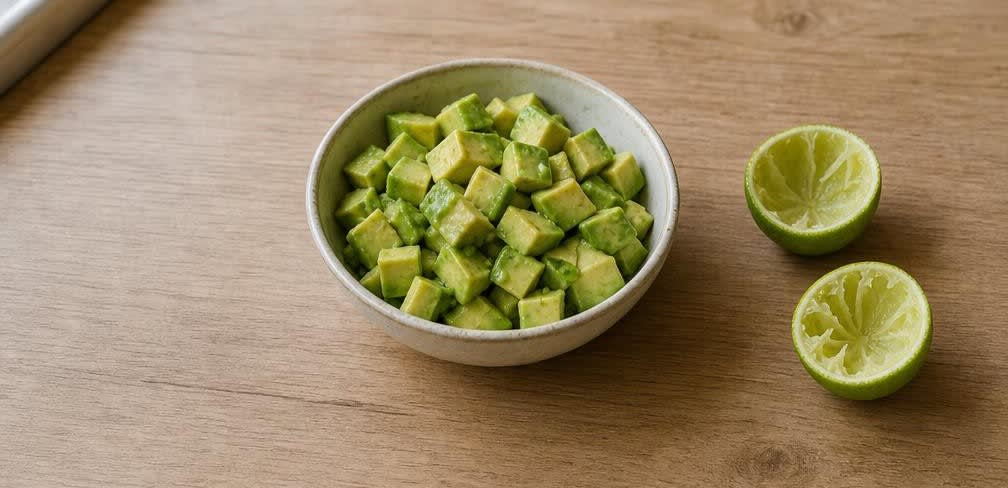 Mexikanische Bohnen-Süßkartoffel-Bowl mit Avocado – Zubereitung Schritt für Schritt – Avocado vorbereiten