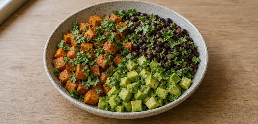 Mexikanische Bohnen-Süßkartoffel-Bowl mit Avocado – Zubereitung Schritt für Schritt – Anrichten