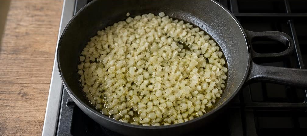 Griechisches Kichererbsen-Spinat-Ragout mit Tomaten – Zubereitung Schritt für Schritt – Zwiebel und Knoblauch andünsten