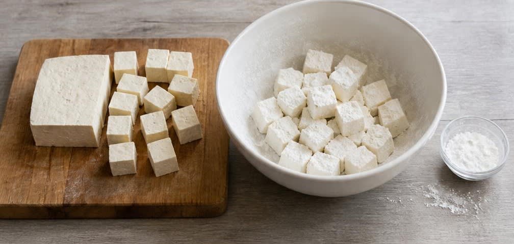 Knuspriger Stir-Fry-Tofu mit Brokkoli und Vollkornreis – Zubereitung Schritt für Schritt – Tofu vorbereiten