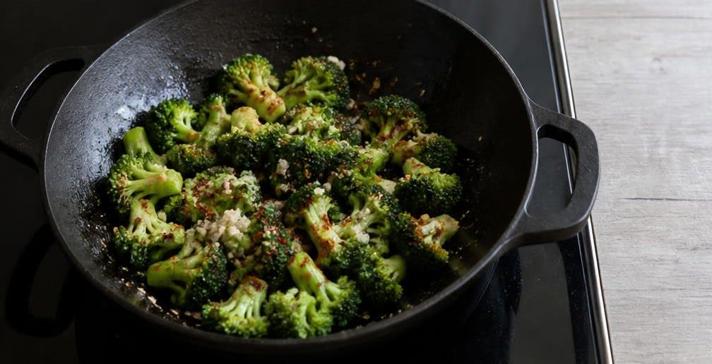 Knuspriger Stir-Fry-Tofu mit Brokkoli und Vollkornreis – Zubereitung Schritt für Schritt – Brokkoli und Aromen anbraten