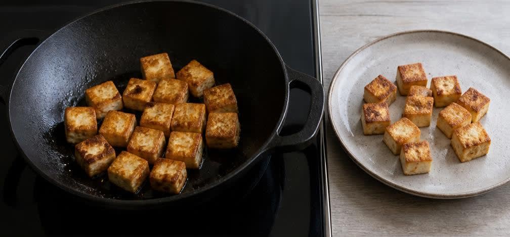 Knuspriger Stir-Fry-Tofu mit Brokkoli und Vollkornreis – Zubereitung Schritt für Schritt – Tofu anbraten