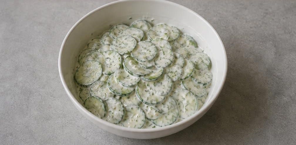 Skandinavischer Lachs auf frischem Gurken-Joghurt-Salat – Zubereitung Schritt für Schritt – Gurken-Joghurt-Salat herstellen