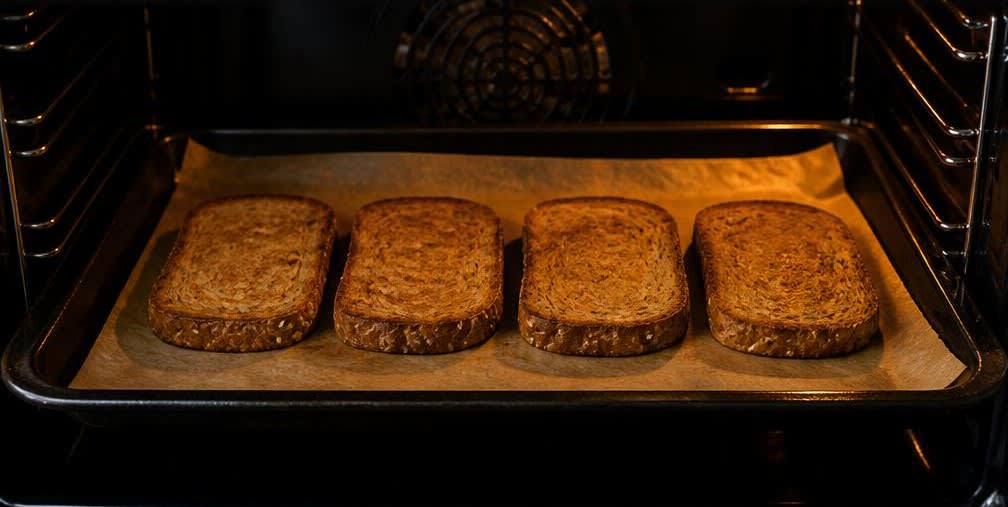 Spanischer Sardinen-Toast auf Tomate und Vollkornbrot – Zubereitung Schritt für Schritt – Brot im Ofen rösten