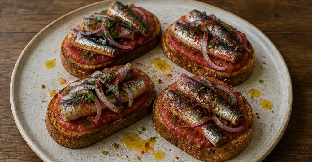 Spanischer Sardinen-Toast auf Tomate und Vollkornbrot – Zubereitung Schritt für Schritt – Toast belegen und anrichten