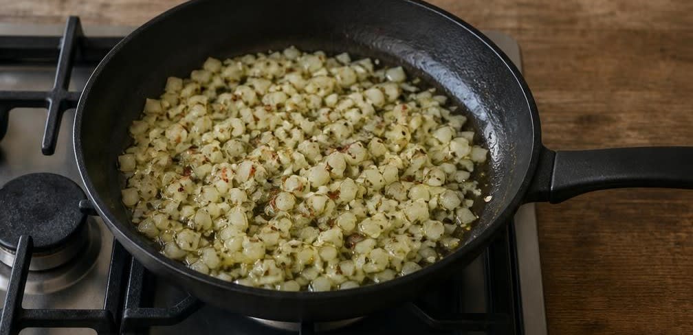 Vollkorn-Spaghetti mit Thunfisch, Kapern und frischen Tomaten – Zubereitung Schritt für Schritt – Aromen anschwitzen