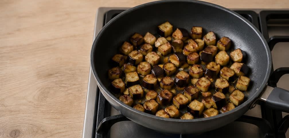 Griechische Garnelen-Auberginen-Pfanne mit Feta – Zubereitung Schritt für Schritt – Auberginen anbraten