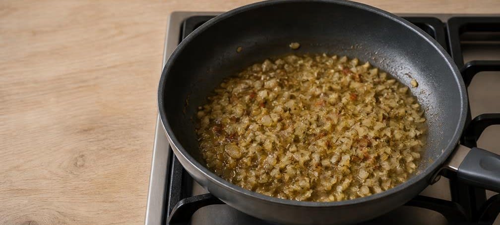 Griechische Garnelen-Auberginen-Pfanne mit Feta – Zubereitung Schritt für Schritt – Mit Weißwein ablöschen