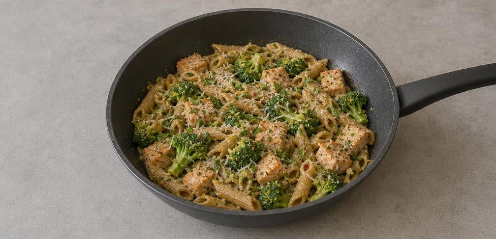 Vollkorn-Penne mit Lachs, Brokkoli und Zitrone – Zubereitung Schritt für Schritt – Parmesan und Basilikum unterrühren