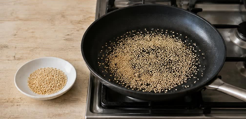 Pfannengerührte Garnelen mit knackigem Pak Choi und Reisnudeln – Zubereitung Schritt für Schritt – Sesam rösten
