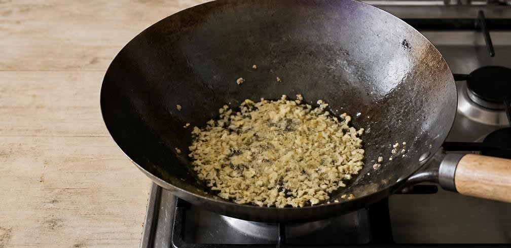 Pfannengerührte Garnelen mit knackigem Pak Choi und Reisnudeln – Zubereitung Schritt für Schritt – Aromen anbraten