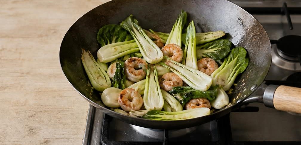 Pfannengerührte Garnelen mit knackigem Pak Choi und Reisnudeln – Zubereitung Schritt für Schritt – Pak Choi hinzufügen
