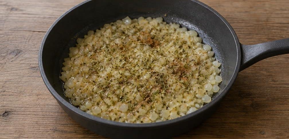 Griechischer Kabeljau in geschmorter Tomaten-Kapern-Sauce – Zubereitung Schritt für Schritt – Gewürze mitrösten