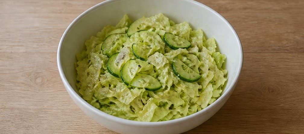 Französischer Thunfisch-Ei-Salat mit Eisberg und Gurke – Zubereitung Schritt für Schritt – Salat mischen