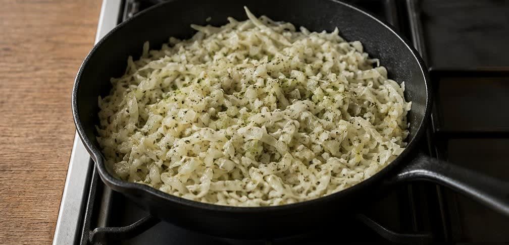 Sardinen auf sanft gedünstetem Weißkohl und Kräuter-Bulgur – Zubereitung Schritt für Schritt – Weißkohl garen