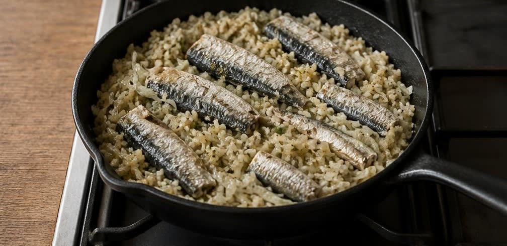 Sardinen auf sanft gedünstetem Weißkohl und Kräuter-Bulgur – Zubereitung Schritt für Schritt – Bulgur und Sardinen hinzufügen