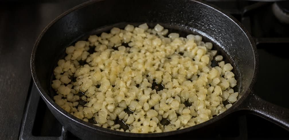 Spanische Garnelen-Paprika-Pasta – Zubereitung Schritt für Schritt – Zwiebeln & Knoblauch anschwitzen