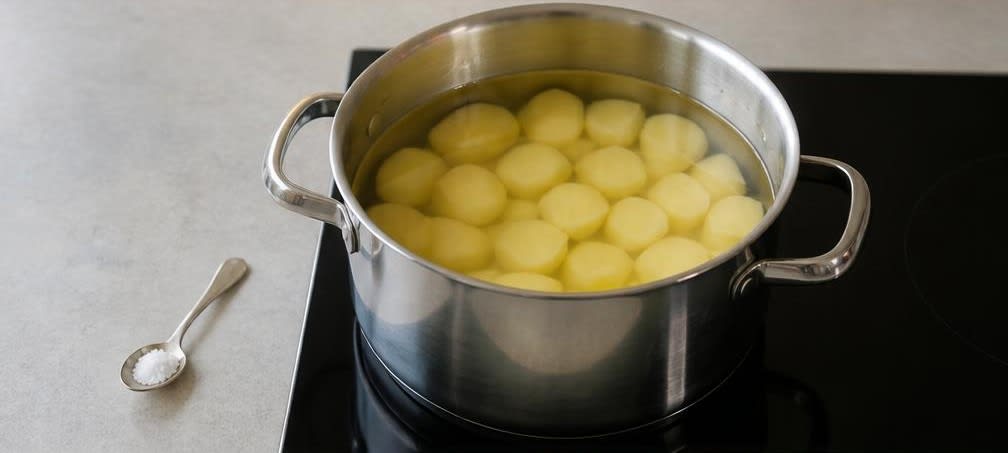 Gebratene Forelle mit Knusper-Mandeln und Salzkartoffeln – Zubereitung Schritt für Schritt – Kartoffeln kochen