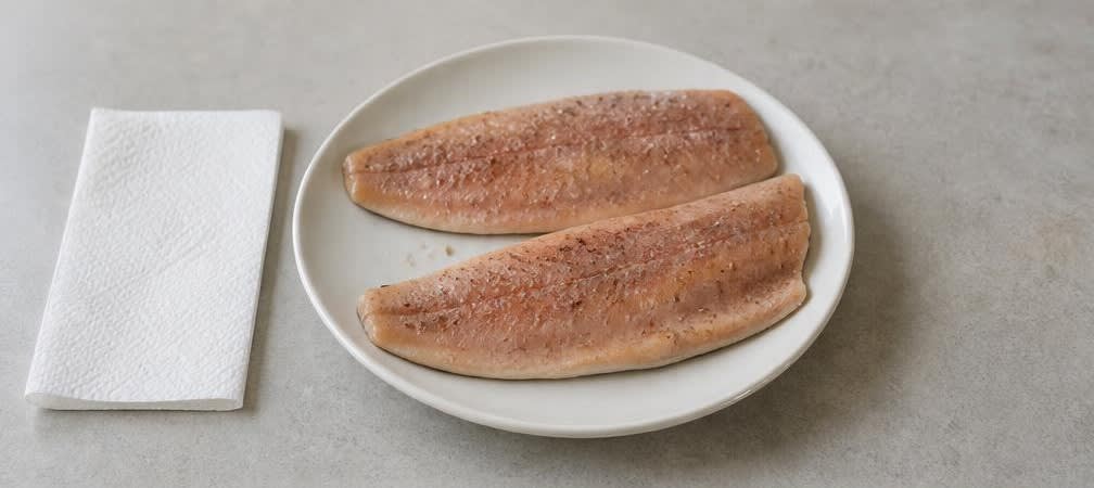 Gebratene Forelle mit Knusper-Mandeln und Salzkartoffeln – Zubereitung Schritt für Schritt – Forellenfilets würzen