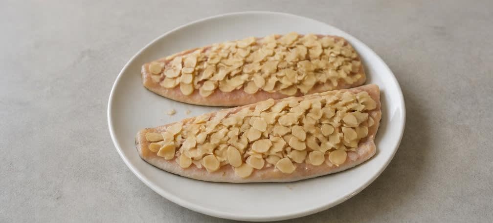 Gebratene Forelle mit Knusper-Mandeln und Salzkartoffeln – Zubereitung Schritt für Schritt – Mandeln anhaften
