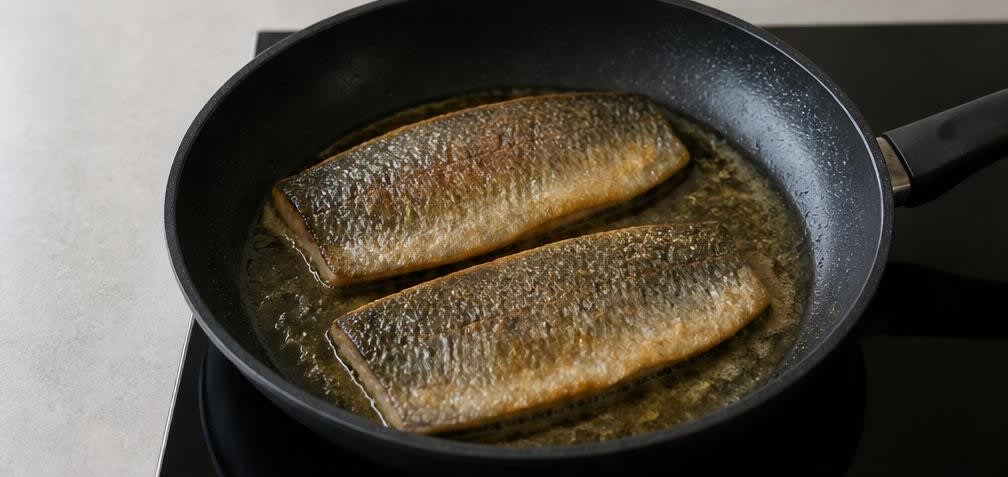 Gebratene Forelle mit Knusper-Mandeln und Salzkartoffeln – Zubereitung Schritt für Schritt – Forellen braten (Hautseite)