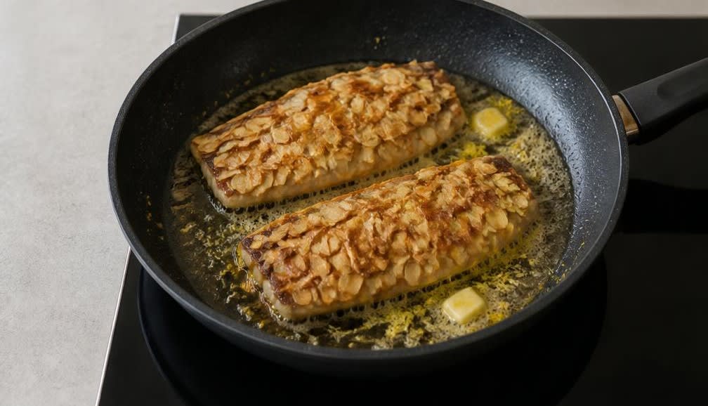 Gebratene Forelle mit Knusper-Mandeln und Salzkartoffeln – Zubereitung Schritt für Schritt – Forellen braten (Mandelseite)
