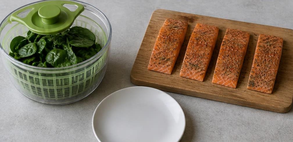 Gebratener Lachs mit Knoblauch-Spinat und Quinoa – Zubereitung Schritt für Schritt – Spinat und Lachs vorbereiten