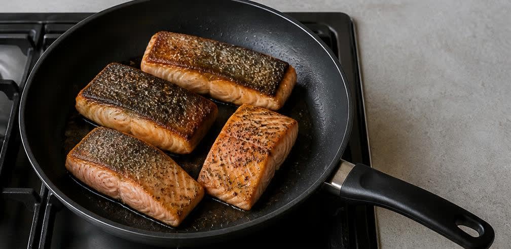 Gebratener Lachs mit Knoblauch-Spinat und Quinoa – Zubereitung Schritt für Schritt – Lachs braten