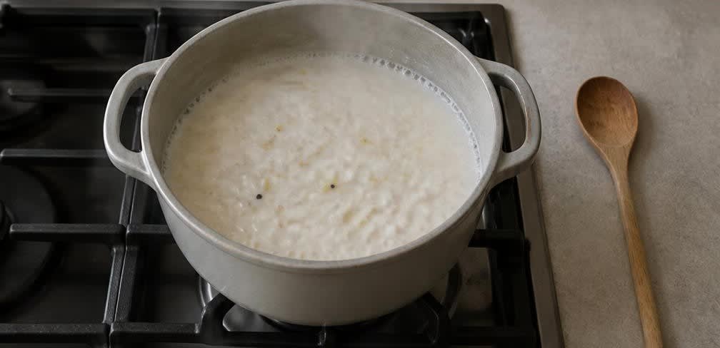 Japanischer Kokos-Reispudding mit geröstetem Sesam – Zubereitung Schritt für Schritt – Pudding aufkochen