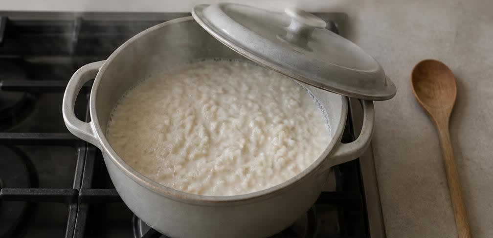 Japanischer Kokos-Reispudding mit geröstetem Sesam – Zubereitung Schritt für Schritt – Pudding köcheln lassen
