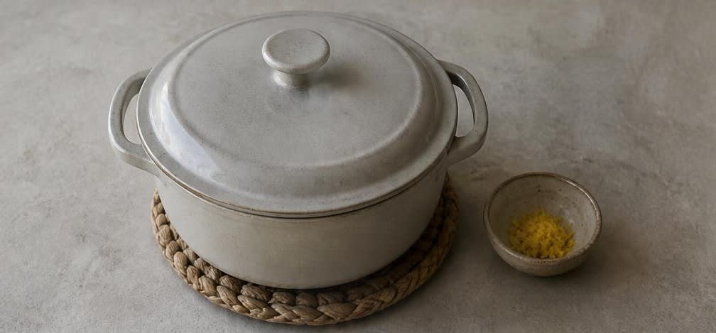 Japanischer Kokos-Reispudding mit geröstetem Sesam – Zubereitung Schritt für Schritt – Zitronenabrieb einrühren