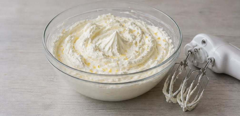 Britische Erdbeer-Sahne-Schale mit Zitronenfrische – Zubereitung Schritt für Schritt – Sahne schlagen