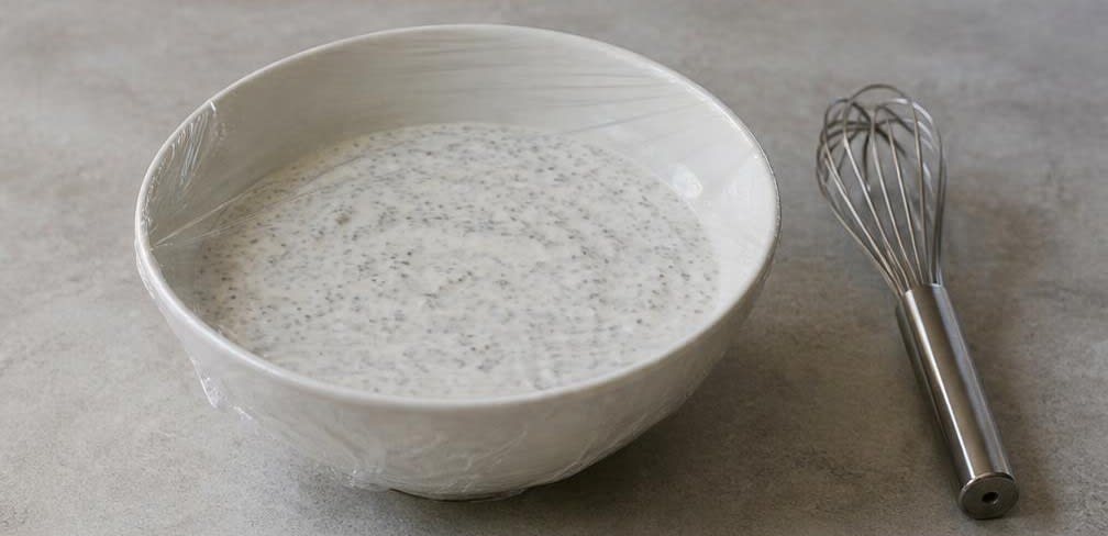 Israelisches Chia-Joghurt-Frühstück mit Orange und Granatapfel – Zubereitung Schritt für Schritt – Chia-Joghurt-Masse herstellen