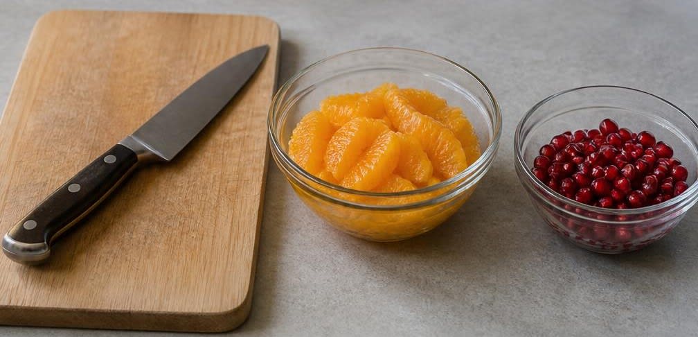 Israelisches Chia-Joghurt-Frühstück mit Orange und Granatapfel – Zubereitung Schritt für Schritt – Früchte vorbereiten