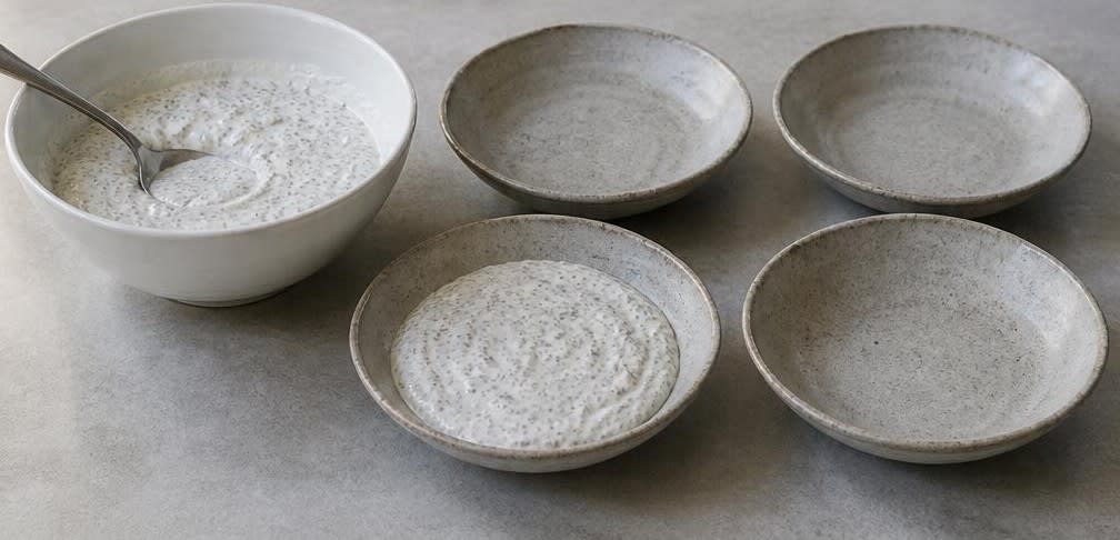 Israelisches Chia-Joghurt-Frühstück mit Orange und Granatapfel – Zubereitung Schritt für Schritt – Chia-Joghurt-Masse portionieren